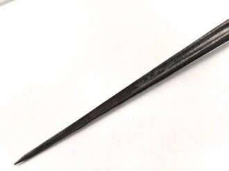 Österreich, Tüllenbajonett, wohl vor 1800, 3-kantklinge mit tiefer Blutrinne , Doppelkopfadler auf Fehlschärfe, lGesamtlänge 55 cm,  Durchmesser Tülle 22 mm verjüngt sich auf 20,5 mm