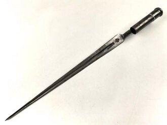 Österreich, Tüllenbajonett, wohl vor 1800, 3-kantklinge mit tiefer Blutrinne , Doppelkopfadler auf Fehlschärfe, lGesamtlänge 55 cm,  Durchmesser Tülle 22 mm verjüngt sich auf 20,5 mm