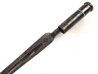 Österreich, Tüllenbajonett, wohl vor 1800, 3-kantklinge mit tiefer Blutrinne , Doppelkopfadler auf Fehlschärfe, lGesamtlänge 55 cm,  Durchmesser Tülle 22 mm verjüngt sich auf 20,5 mm
