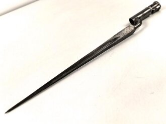 Österreich, Tüllenbajonett, wohl vor 1800, 3-kantklinge mit tiefer Blutrinne , Doppelkopfadler auf Fehlschärfe, lGesamtlänge 55 cm,  Durchmesser Tülle 22 mm verjüngt sich auf 20,5 mm