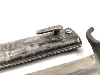 Kaiserreich, 1.Weltkrieg, Aushilfsseitengewehr Typ EB47 ( nach Carter ) mit geprägtem  Ganzstahlgriff , Originallackreste, Klinge mit Hohlkehle,  fag Scheide mit Truppenbezeichnung, Schraube ergänzt,