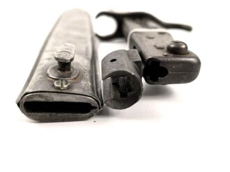 Kaiserreich, 1.Weltkrieg, Aushilfsseitengewehr Typ EB47 ( nach Carter ) mit geprägtem  Ganzstahlgriff , Originallackreste, Klinge mit Hohlkehle,  fag Scheide mit Truppenbezeichnung, Schraube ergänzt,