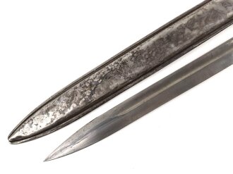 Kaiserreich, 1.Weltkrieg, Aushilfsseitengewehr Typ EB47 ( nach Carter ) mit geprägtem  Ganzstahlgriff , Originallackreste, Klinge mit Hohlkehle,  fag Scheide mit Truppenbezeichnung, Schraube ergänzt,