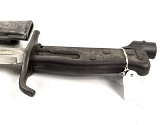 Kaiserreich, 1.Weltkrieg, Aushilfsseitengewehr Typ EB47 ( nach Carter ) mit geprägtem  Ganzstahlgriff , Originallackreste, Klinge mit Hohlkehle,  fag Scheide mit Truppenbezeichnung, Schraube ergänzt,
