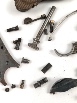 Kaiserreich, freie Ersatzteile für Reichsrevolver Modell 1883 , Offiziersmodell mit gewaffelten Griffschalen , dazu einige nicht näher definierbare Teile