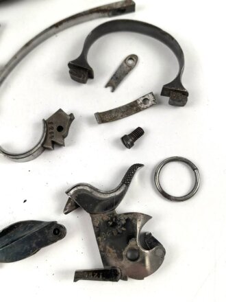 Kaiserreich, freie Ersatzteile für Reichsrevolver Modell 1883 , Offiziersmodell mit gewaffelten Griffschalen , dazu einige nicht näher definierbare Teile