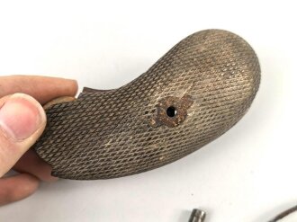 Kaiserreich, freie Ersatzteile für Reichsrevolver Modell 1883 , Offiziersmodell mit gewaffelten Griffschalen , dazu einige nicht näher definierbare Teile