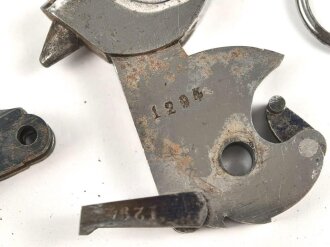 Kaiserreich, freie Ersatzteile für Reichsrevolver Modell 1883 , Offiziersmodell mit gewaffelten Griffschalen , dazu einige nicht näher definierbare Teile