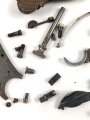 Kaiserreich, freie Ersatzteile für Reichsrevolver Modell 1883 , Offiziersmodell mit gewaffelten Griffschalen , dazu einige nicht näher definierbare Teile