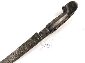 Osmanisches Reich, Yatagan,Türkei/Balkan 19.Jahrhundert, Holzgriffschalen  mit plastischen Messingbeschlägen, verzierte Klingentülle ebenfalls aus Messing, Klinge scharf mit oberflächlichem Rost, Gesamtlänge 76 cm