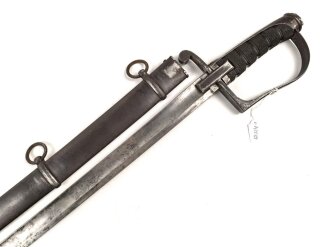 Frankreich/Europa, Säbel für Offiziere der leichten Kavallerie napoleonisch/Restauration, ca 1810 bis 1840, Horngriffe, komplett aus Stahl gefertigter Griff, Klinge mit Pandurenspitze, Stahlscheide mit 2 Trageringen, langes rechteckiges Mitteleisen.