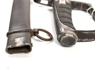 Frankreich/Europa, Säbel für Offiziere der leichten Kavallerie napoleonisch/Restauration, ca 1810 bis 1840, Horngriffe, komplett aus Stahl gefertigter Griff, Klinge mit Pandurenspitze, Stahlscheide mit 2 Trageringen, langes rechteckiges Mitteleisen.