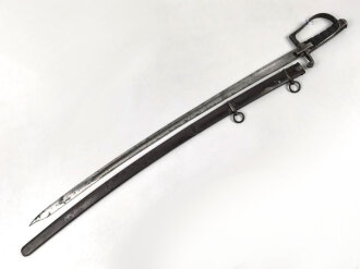 Frankreich/Europa, Säbel für Offiziere der leichten Kavallerie napoleonisch/Restauration, ca 1810 bis 1840, Horngriffe, komplett aus Stahl gefertigter Griff, Klinge mit Pandurenspitze, Stahlscheide mit 2 Trageringen, langes rechteckiges Mitteleisen.