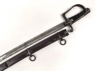 Frankreich/Europa, Säbel für Offiziere der leichten Kavallerie napoleonisch/Restauration, ca 1810 bis 1840, Horngriffe, komplett aus Stahl gefertigter Griff, Klinge mit Pandurenspitze, Stahlscheide mit 2 Trageringen, langes rechteckiges Mitteleisen.