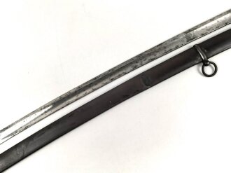 Frankreich/Europa, Säbel für Offiziere der leichten Kavallerie napoleonisch/Restauration, ca 1810 bis 1840, Horngriffe, komplett aus Stahl gefertigter Griff, Klinge mit Pandurenspitze, Stahlscheide mit 2 Trageringen, langes rechteckiges Mitteleisen.