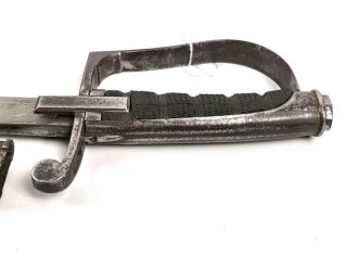 Frankreich/Europa, Säbel für Offiziere der leichten Kavallerie napoleonisch/Restauration, ca 1810 bis 1840, Horngriffe, komplett aus Stahl gefertigter Griff, Klinge mit Pandurenspitze, Stahlscheide mit 2 Trageringen, langes rechteckiges Mitteleisen.