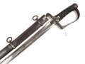 Frankreich/Europa, Säbel für Offiziere der leichten Kavallerie napoleonisch/Restauration, ca 1810 bis 1840, Horngriffe, komplett aus Stahl gefertigter Griff, Klinge mit Pandurenspitze, Stahlscheide mit 2 Trageringen, langes rechteckiges Mitteleisen.