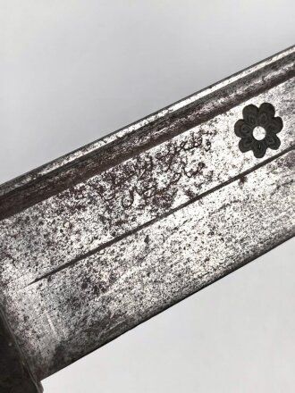 Russland, Kaukasus 19.Jahrhundert, Horngriffschalen  mit Beschlägen aus verschiedenen arabischen und einer spanischen Münze,  Klinge scharf mit 3 Hohlbahnen und Rosettenmarke, oberflächlicher Rost, Gesamtlänge 77,5 cm,