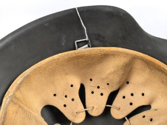 Heer, Stahlhelm Modell 1942 mit Emblem. In allen Teilen origianales Stück, die Niete im Nacken wurde warum auch immer mal gewechselt. ET 66