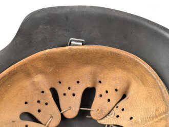 Heer, Stahlhelm Modell 1942 mit Emblem. In allen Teilen origianales Stück, die Niete im Nacken wurde warum auch immer mal gewechselt. ET 66