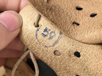 Heer, Stahlhelm Modell 1942 mit Emblem. In allen Teilen origianales Stück, die Niete im Nacken wurde warum auch immer mal gewechselt. ET 66