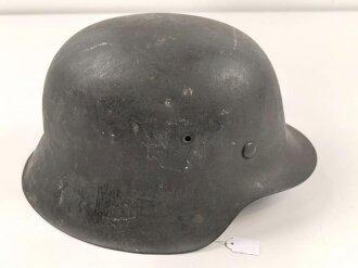 Heer, Stahlhelm Modell 1942 mit Emblem. In allen Teilen origianales Stück, die Niete im Nacken wurde warum auch immer mal gewechselt. ET 66