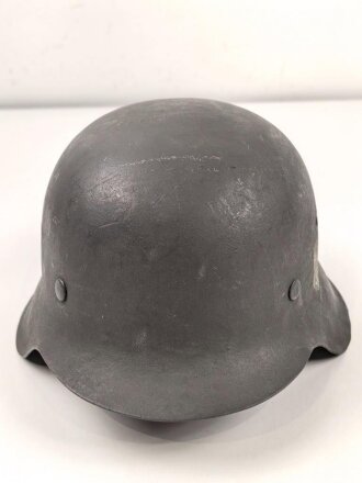 Heer, Stahlhelm Modell 1942 mit Emblem. In allen Teilen origianales Stück, die Niete im Nacken wurde warum auch immer mal gewechselt. ET 66