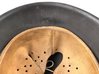 Heer, Stahlhelm Modell 1942 mit Emblem. In allen Teilen origianales Stück, die Niete im Nacken wurde warum auch immer mal gewechselt. ET 66