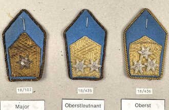 Österreich, Sammlung Rangabzeichen Sanitätstruppe, auf Karton getackert
