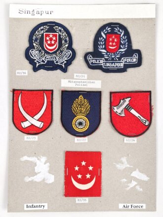 Singapur, Sammlung Ärmelabzeichen, auf Karton getackert
