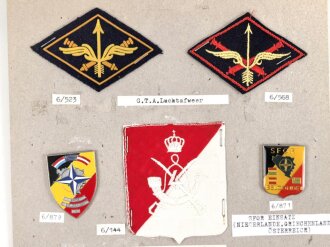Belgien, Sammlung Ärmelabzeichen, auf Karton getackert