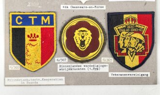 Belgien, Sammlung Ärmelabzeichen, auf Karton getackert