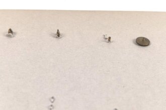 Belgien, Sammlung verschiedener Abzeichen, teils auf Karton getackert oder geklebt