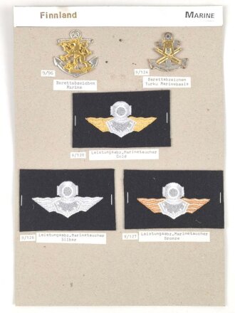 Finnland, Sammlung Barettabzeichen und Leistungsabzeichen der Marinetaucher, auf Karton getackert