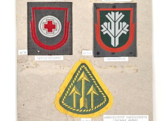 Finnland, Sammlung Ärmelabzeichen, auf Karton getackert