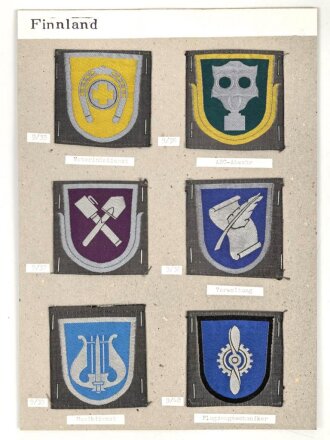 Finnland, Sammlung Ärmelabzeichen, auf Karton getackert