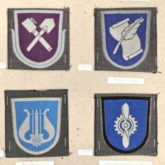 Finnland, Sammlung Ärmelabzeichen, auf Karton getackert