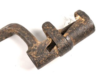 Bayern, Tüllenbajonett Podewils, Dreikantklinge Modell 1858 für Gewehr Podewils , Linder Braunmühl  , ungereinigt, Länge 60,5 cm, Tülleninnendurchmesser ca 20mm,