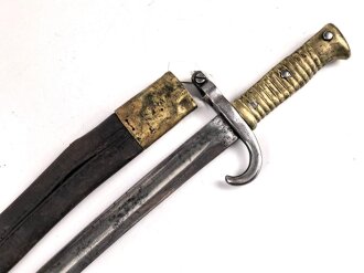 Bayern, Seitengewehr für Werder Gewehr Modell 1869, erleichtertes Modell, Scheidenbleche beschädigt, Naht des Scheidenleder offen, Leder weich, diverse Markierungen auf den Metallteilen, Herstellersteller W&ST (?), schlecht lesbar