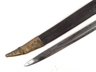 Bayern, Seitengewehr für Werder Gewehr Modell 1869, erleichtertes Modell, Scheidenbleche beschädigt, Naht des Scheidenleder offen, Leder weich, diverse Markierungen auf den Metallteilen, Herstellersteller W&ST (?), schlecht lesbar