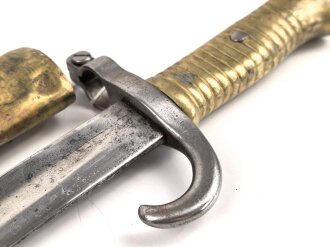Bayern, Seitengewehr für Werder Gewehr Modell 1869, erleichtertes Modell, Scheidenbleche beschädigt, Naht des Scheidenleder offen, Leder weich, diverse Markierungen auf den Metallteilen, Herstellersteller W&ST (?), schlecht lesbar