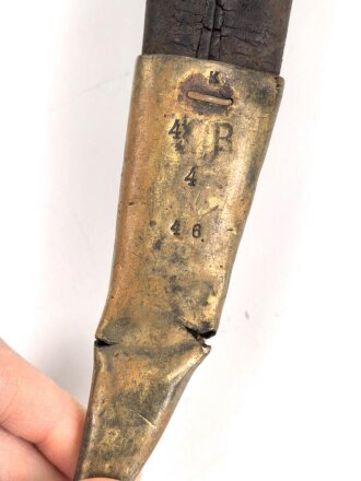Bayern, Seitengewehr für Werder Gewehr Modell 1869, erleichtertes Modell, Scheidenbleche beschädigt, Naht des Scheidenleder offen, Leder weich, diverse Markierungen auf den Metallteilen, Herstellersteller W&ST (?), schlecht lesbar