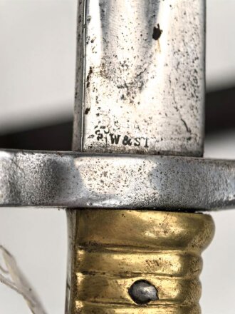 Bayern, Seitengewehr für Werder Gewehr Modell 1869, erleichtertes Modell, Scheidenbleche beschädigt, Naht des Scheidenleder offen, Leder weich, diverse Markierungen auf den Metallteilen, Herstellersteller W&ST (?), schlecht lesbar