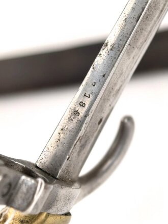 Bayern, Seitengewehr für Werder Gewehr Modell 1869, erleichtertes Modell, Scheidenbleche beschädigt, Naht des Scheidenleder offen, Leder weich, diverse Markierungen auf den Metallteilen, Herstellersteller W&ST (?), schlecht lesbar
