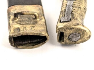 Bayern, Seitengewehr für Werder Gewehr Modell 1869, erleichtertes Modell, Scheidenbleche beschädigt, Naht des Scheidenleder offen, Leder weich, diverse Markierungen auf den Metallteilen, Herstellersteller W&ST (?), schlecht lesbar