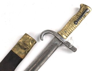 Bayern, Seitengewehr für Werder Gewehr Modell 1869, erleichtertes Modell, Scheidenbleche beschädigt, Naht des Scheidenleder offen, Leder weich, diverse Markierungen auf den Metallteilen, Herstellersteller W&ST (?), schlecht lesbar
