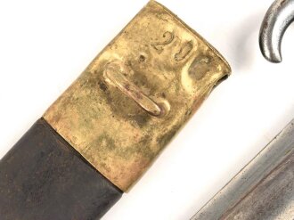 Bayern, Seitengewehr für Werder Gewehr Modell 1869, erleichtertes Modell, Scheidenbleche beschädigt, Naht des Scheidenleder offen, Leder weich, diverse Markierungen auf den Metallteilen, Herstellersteller W&ST (?), schlecht lesbar