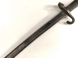 Österreich, Jatagan Seitengewehr Werndl Modell 1870, zum Infanterie- und Jägergewehr M1867/77.ohne Scheide, mit Abnahmemarke in Form des Doppeladlers, Herstellermarken auf der Klinge  und weitere Marken auf der Parierstange