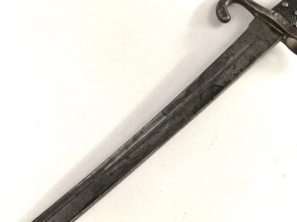 Österreich, Jatagan Seitengewehr Werndl Modell 1870, zum Infanterie- und Jägergewehr M1867/77.ohne Scheide, mit Abnahmemarke in Form des Doppeladlers, Herstellermarken auf der Klinge  und weitere Marken auf der Parierstange