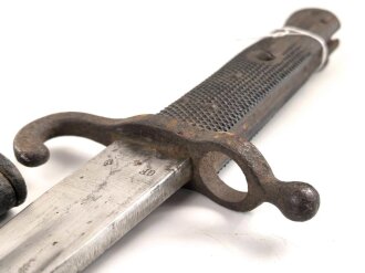 Österreich, Jatagan Seitengewehr Werndl Modell 1867, zum Infanterie- und Jägergewehr M1867/77., mit Abnahmemarke in Form des Doppeladlers, Herstellermarken auf der Klinge  und weitere Marken auf der Parierstange, ungereinigt,